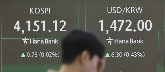지난 13일 서울 중구 하나은행 딜링룸 현황판에 코스피 지수 등이 표시되고 있다.(사진=연합뉴스)