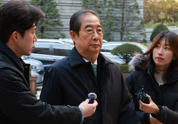 내란 우두머리 방조 혐의를 받는 한덕수 전 국무총리가 19일 서울 서초구 서울중앙지방법원에서 열린 속행 공판에 출석하고 있다. [연합뉴스]