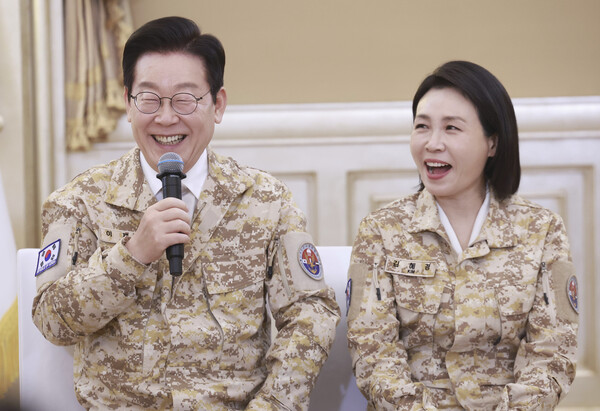 아랍에미리트(UAE)를 국빈 방문 중인 이재명 대통령이 19일 아부다비의 한 호텔에서 열린 아크부대 장병 격려행사에서 발언하고 있다.(연합뉴스)