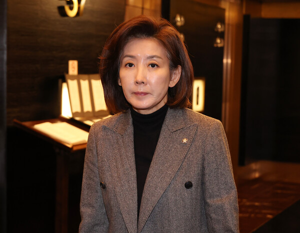국민의힘 나경원 의원이 19일 장동혁 당 대표가 주재하는 중진의원들 모임에 참석하기 위해 서울 여의도에 있는 한 식당으로 들어가고 있다.(연합뉴스)