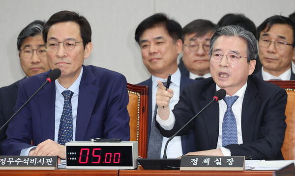 지난 18일 서울 여의도 국회에서 열린 운영위원회 전체회의에서 김용범 대통령실 정책실장이 질의에 답하고 있다. [연합뉴스]