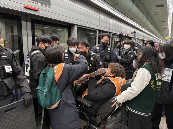 서울 지하철 5호선 광화문역에서 탑승 시위 중인 전장연 활동가들 [연합뉴스]