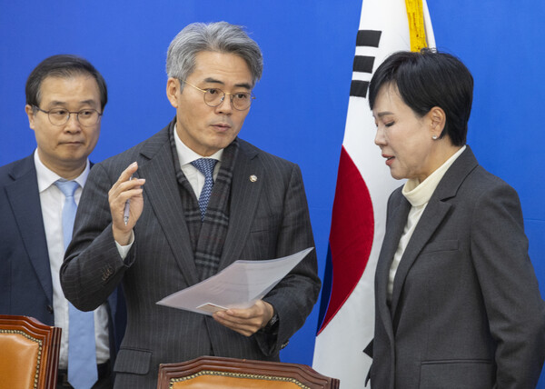 더불어민주당 사법불신 극복·사법행정 정상화 TF 전현희 위원장(오른쪽)과 김기표 간사가 10일 국회에서 열린 TF 두 번째 전체 회의에 앞서 대화하고 있다. [연합뉴스]