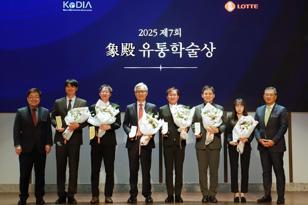 11월 19일(수) 서울 송파구 시그니엘 서울에서 열린 ‘제7회 상전유통학술상’ 시상식에서 김상현 롯데 유통군 총괄대표 부회장(맨 오른쪽), 박경도 한국유통학회장(맨 왼쪽) 및 수상자들이 기념 촬영하는 모습. 사진 제공=롯데.