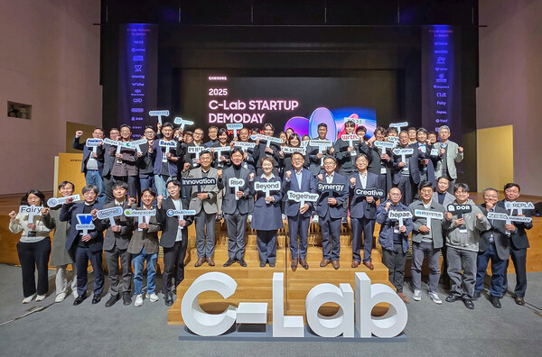 '2025 C랩 스타트업 데모데이'에서 7기 및 졸업사 스타트업 대표 등 참석자들이 기념촬영을 하고 있다. 사진 제공=삼성전자.