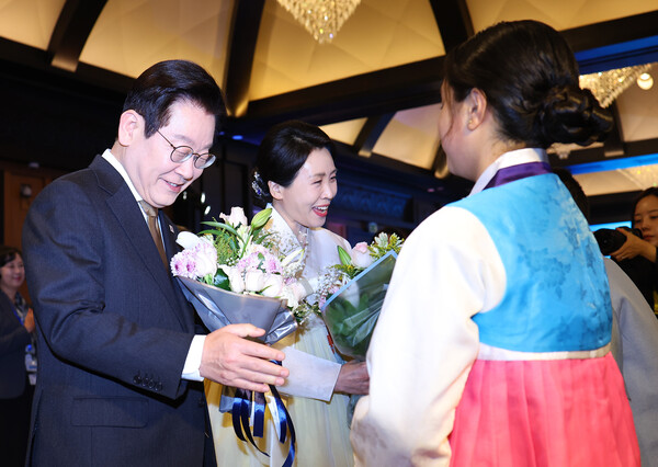 이집트를 공식 방문 중인 이재명 대통령과 김혜경 여사가 20일(현지시간) 카이로의 한 호텔에서 열린 이집트 동포·지상사간담회에서 화동으로부터 꽃다발을 받고 있다. (연합뉴스)