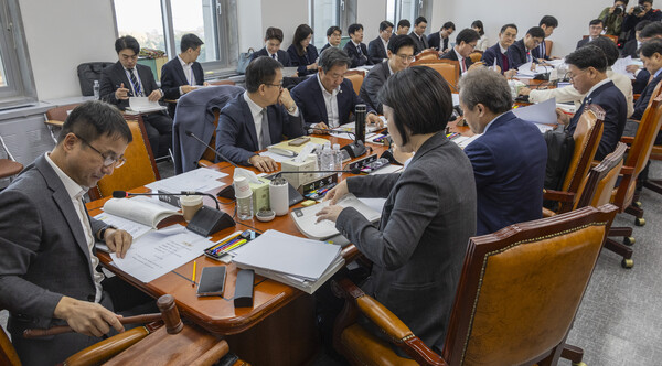  18일 서울 여의도 국회에서 열린 에서 전용기 소위원장이 회의를 주재하고 있다.(연합뉴스)