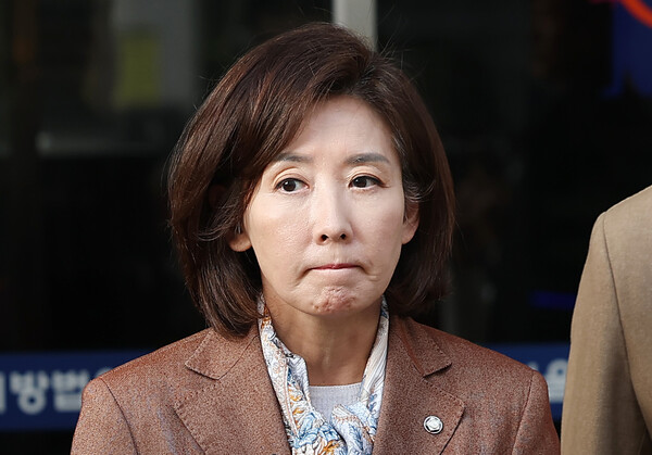 국민의힘 나경원 의원이 20일 서울 양천구 서울남부지방법원에서 열린 '국회 패스트트랙 충돌' 1심 선고 공판을 마친 후 나서고 있다. 재판부는 사건 당시 자유한국당 원내대표였던 나 의원에게 벌금 총 2천400만원을, 당 대표였던 황교안 전 총리에게 벌금 총 1천900만원을 선고했다. 현재 국민의힘 원내대표를 맡고 있는 송언석 의원은 벌금 총 1천150만원을 선고받았다.(연합뉴스)