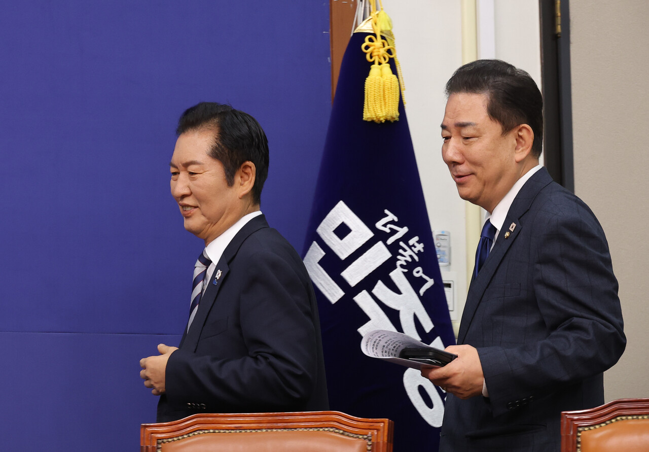 더불어민주당 정청래 대표와 김병기 원내대표가 지난 21일 국회에서 열린 최고위원회의에 입장하고 있다.