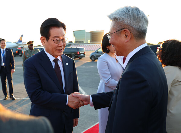  주요 20개국(G20) 정상회의 일정을 마친 이재명 대통령과 김혜경 여사가 23일(현지시간) 다음 국빈 방문지인 튀르키예로 가기 위해 남아프리카공화국 요하네스버그 OR탐보 국제공항에서 출국하기 전 양동한 주남아공 대사와 작별인사를 하고 있다.(연합뉴스)