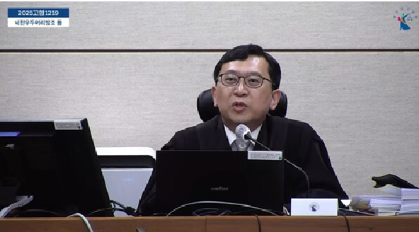 이진관 재판장이 19일 한덕수 전 총리 재판에 방청하러 온 이하상 변호사가 돌연 발언을 요청해 거부하다가 감치명령을 내리고 있다.(이미지-서울중앙지법 영상 갈무리)