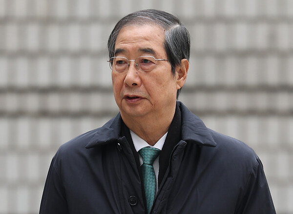 내란 우두머리 방조 혐의를 받는 한덕수 전 국무총리가 공판 출석을 위해 24일 서울 서초구 서울중앙지방법원에 들어서고 있다.(이지미-연합뉴스)