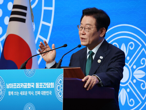이재명 대통령이 23일(현지시간) 남아프리카공화국 요하네스버그 샌튼 컨벤션센터에서 열린 동포 오찬간담회에서 인사말을 하고 있다. (연합뉴스)