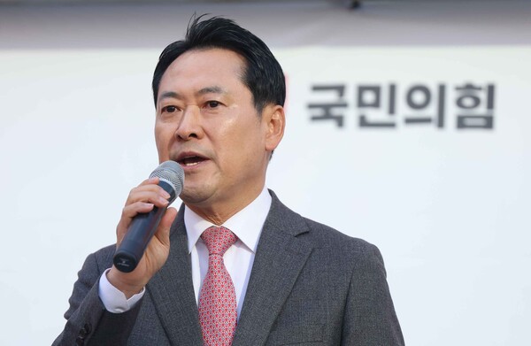 국민의힘 장동혁 대표가 23일 오후 경남 창원시 성산구 중앙동에서 열린 '민생회복 법치수호 국민대회'에 참석해 발언하고 있다. (연합뉴스)