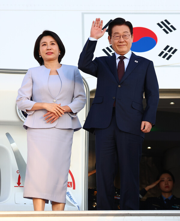 = 주요 20개국(G20) 정상회의 일정을 마친 이재명 대통령과 김혜경 여사가 23일(현지시간) 다음 국빈 방문지인 튀르키예로 가기 위해 남아프리카공화국 요하네스버그 OR탐보 국제공항에서 공군 1호기에 올라 인사하고 있다.(연합뉴스)