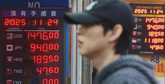 원/달러 환율이 1.5원 오른 1477.1원으로 집계된 24일 서울 중구 명동의 사설 환전소에서 외국인 관광객들이 환전하고 있다.(사진=연합뉴스)