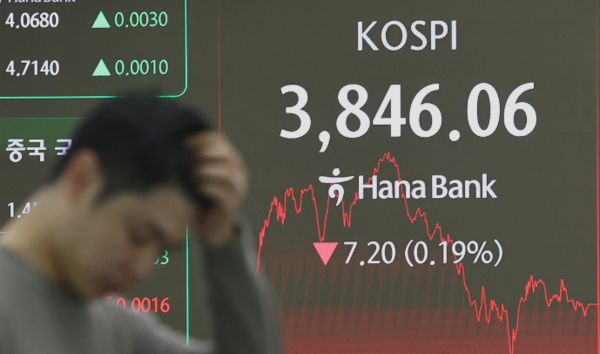 24일 오후 서울 중구 하나은행 딜링룸 현황판에 코스피 지수 등이 표시되고 있다.(사진=연합뉴스)