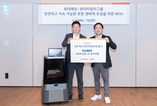 현대차·기아는 24일(월) 서울시 종로구 현대해상 본사에서 현대해상과 ‘로보틱스 기반 보험 및 금융 서비스 고도화를 위한 업무협약(MOU)’을 체결했다고 밝혔다. 이 날 협약식에는 현대차·기아 로보틱스랩 현동진 상무와 현대해상 기업보험부문장 윤의영 전무가 참석했다. [사진제공=현대차·기아]