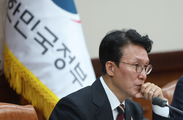 김민석 국무총리가 25일 정부서울청사에서 열린 국무회의에서 굳은 표정을 짓고 있다. [연합뉴스]