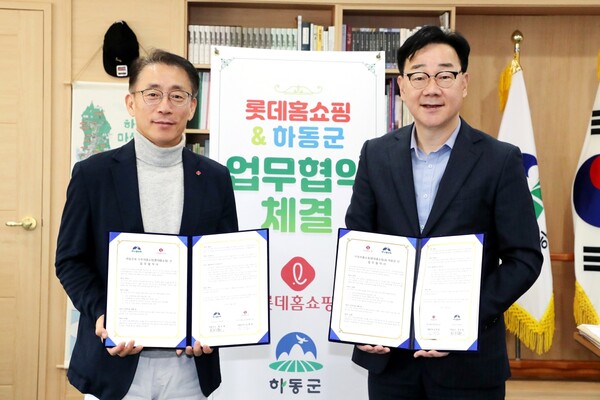 롯데홈쇼핑은 지난 24일 경상남도 하동군과 ‘엘:보틀(L:Bottle)’ 공동 개발을 위한 업무협약(MOU)을 체결했다. (왼쪽부터) 롯데홈쇼핑 김재겸 대표, 하동군 하승철 군수가 기념사진을 촬영하는 모습. 사진 제공=롯데홈쇼핑.