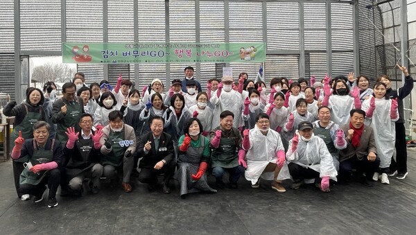 진천노인복지관은 25일 생거진천케어팜에서 생활지원사 및 직원, 진천군 관계자 60여명이 함께 김장 나눔 행사를 진행했다.