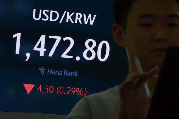 25일 서울 중구 하나은행 본점 딜링룸에서 딜러들이 업무를 보고 있다.이날 코스피는 전 거래일보다 11.72p(0.30%) 오른 3,857.78로 마감했다. 원/달러 환율은 4.7원 내린 1,472.4원, 코스닥지수는 0.41p(0.05%) 내린 856.03으로 장을 마쳤다.(연합뉴스)