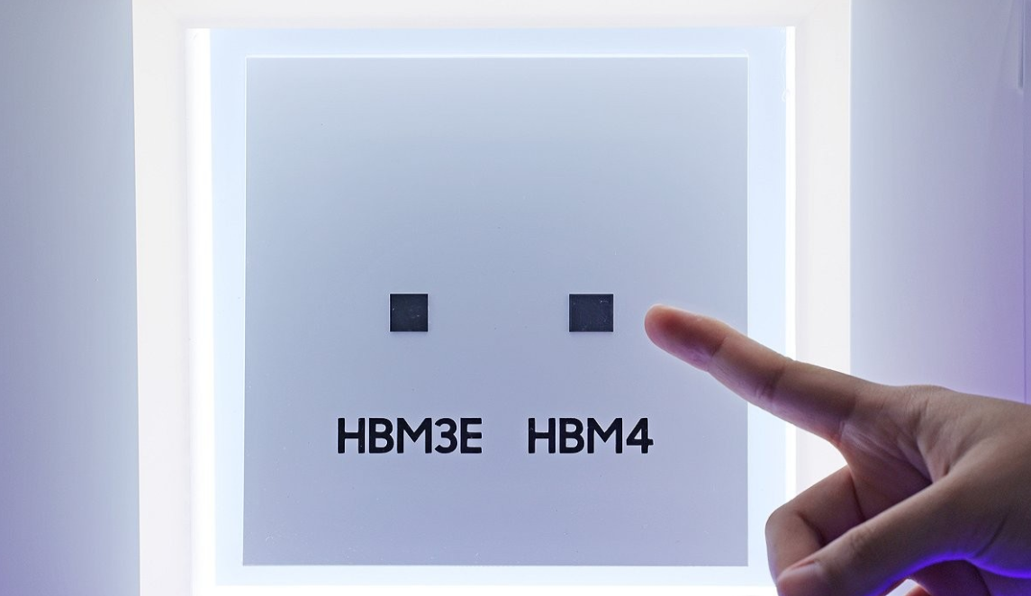 지난 10월 22일 서울 강남구 코엑스에서 열린 '반도체대전(SEDEX) 2025'에 마련된 삼성전자 부스에 6세대 고대역폭 메모리인 HBM4와 HBM3E 실물이 전시돼있다.