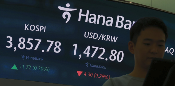 25일 서울 중구 하나은행 본점 딜링룸에서 딜러들이 업무를 보고 있다.(사진=연합뉴스)