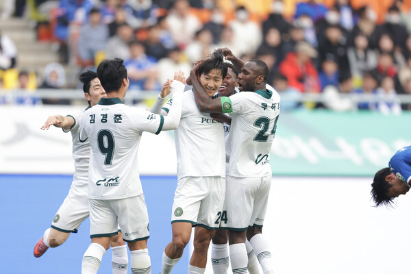 전반 종료 직전 김민우 선수의 선제골 후 환호하는 장면 [김포FC]