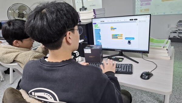 경기도 고등학교, 전교생 대상 'AI 로봇 아티보 수업' 매주 운영... 미래... - 뉴스 썸네일 이미지