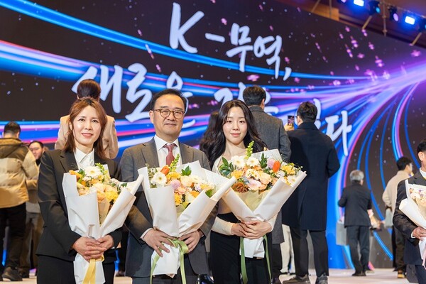 이미인, 제62회 무역의 날 기념식서 수출 2000만불 탑·대통령 표창 수상 - 뉴스 썸네일 이미지