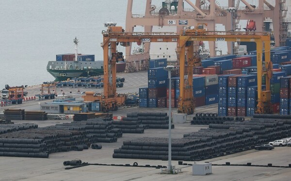 수요 절벽·규제 압박...철강업계, 2026 인사로 '생존 전략' 가다듬는다 - 뉴스 썸네일 이미지