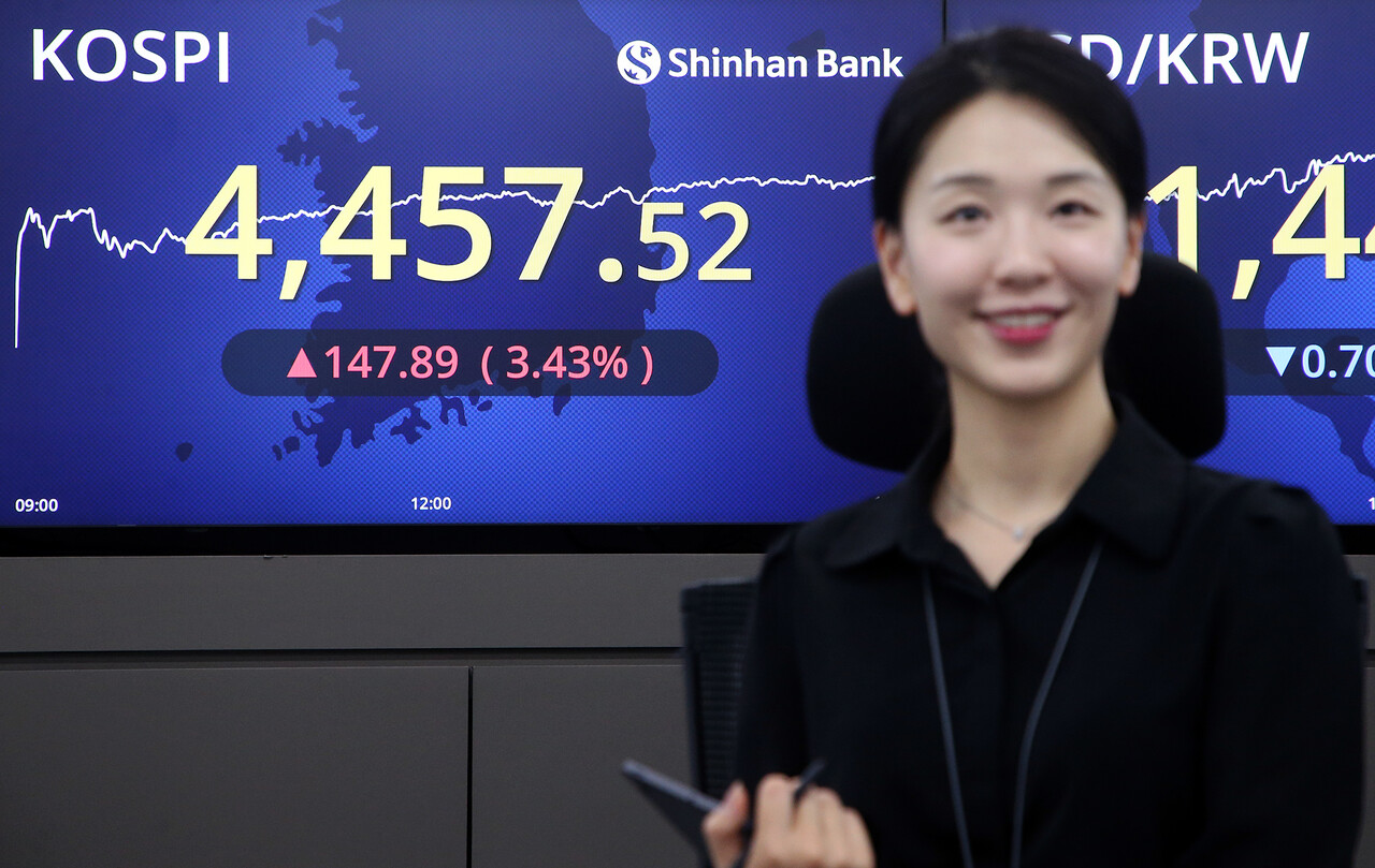 코스피 역대 처음으로 4400선 돌파…삼성전자 7% 넘게 상승, SK하이닉스 장중 70만원 터치 < 증권 < FINANCE < 기사본문  - 더퍼블릭