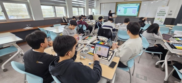 큐브로이드, 'AI 중점학교' 시대 선언... "국내 첫 3단계 피지컬 AI 통합... - 뉴스 썸네일 이미지