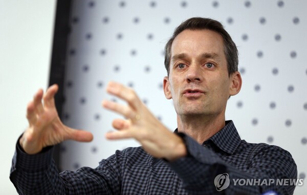 구글 '기술 전설' 제프 딘마저 떠났다...핵심 AI 인재 연쇄 이탈에 주가... - 뉴스 썸네일 이미지