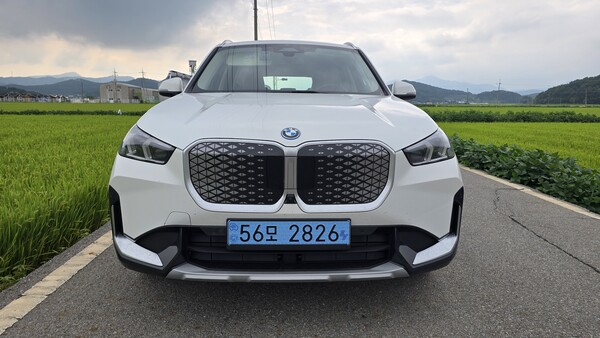 [시승기] 도심에선 경쾌, 강화 시골길선 짜릿…BMW iX1의 '운전 재미'