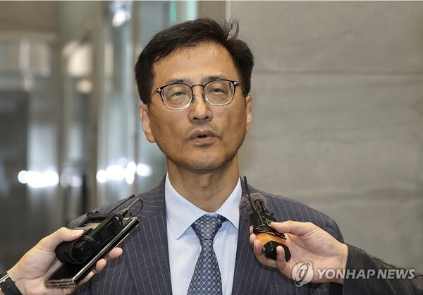 특검 발족 사흘 만에 파견검사 수사권 폐지안... 몇 시간 만에 철회 - 뉴스 썸네일 이미지