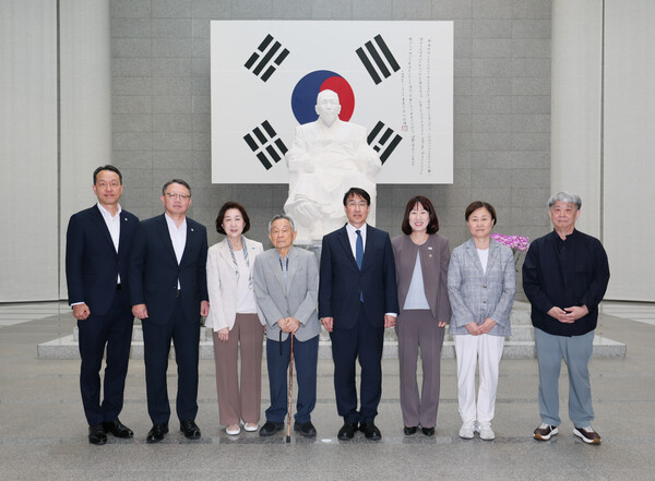 우리은행, 백범 김구 탄생 150주년 걷기 행사…평화의 <b>뜻</b> 이어간다